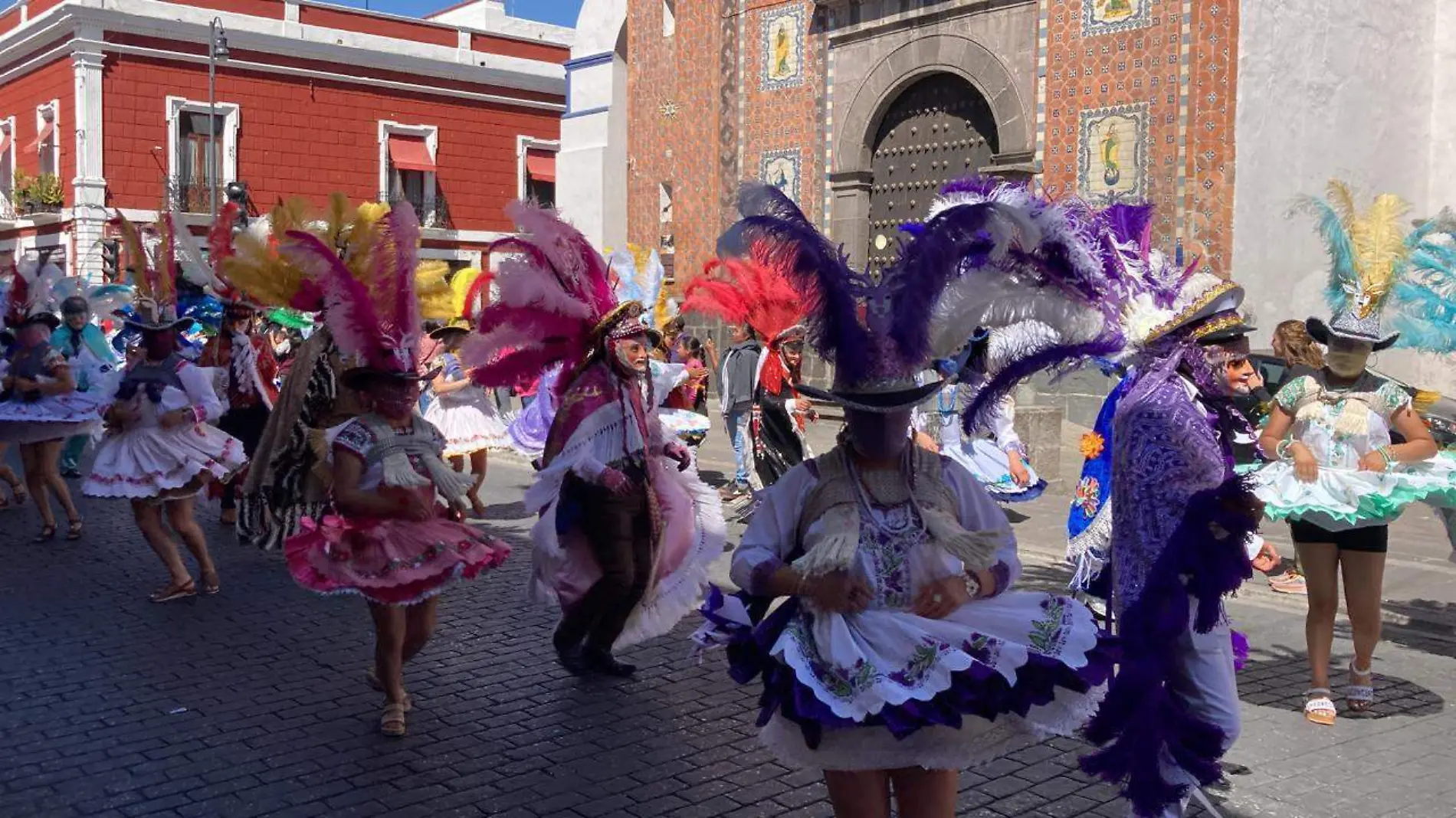 Lleno de color y música, así se vivió el desfile de huehues